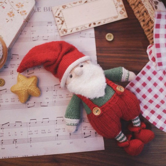 Santa Claus with Star Hat Knitting Pattern