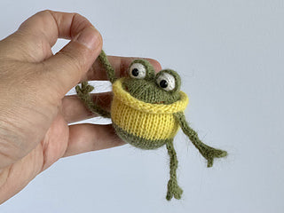 Froggie the Funny Frog Knitting Pattern